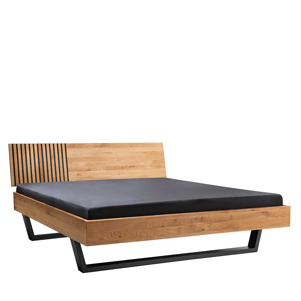 Modernes 140x200 Bett aus Wildeiche mit schwarzer Matratze und filigranen Metallkufen – Manarola