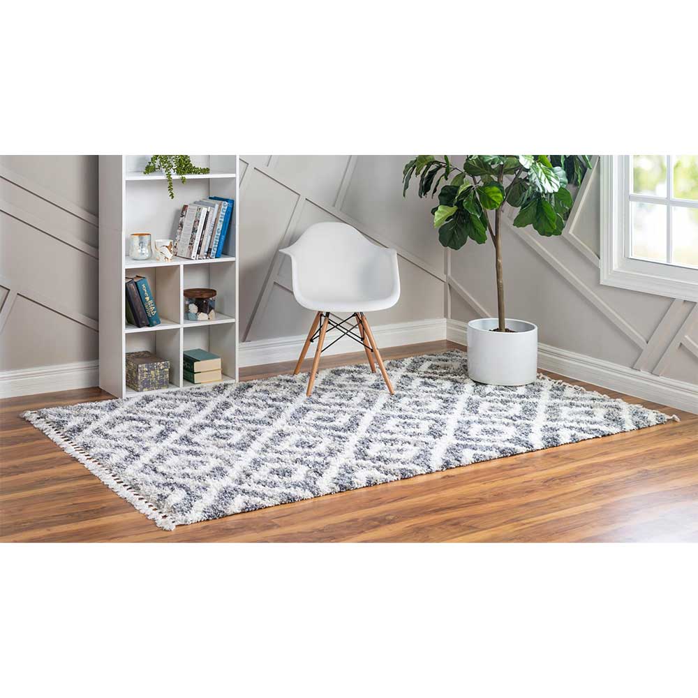 Rechteckiger Wohnzimmer Teppich in Creme-Grau mit zotteliger Textur und Rautenmuster – Juwan