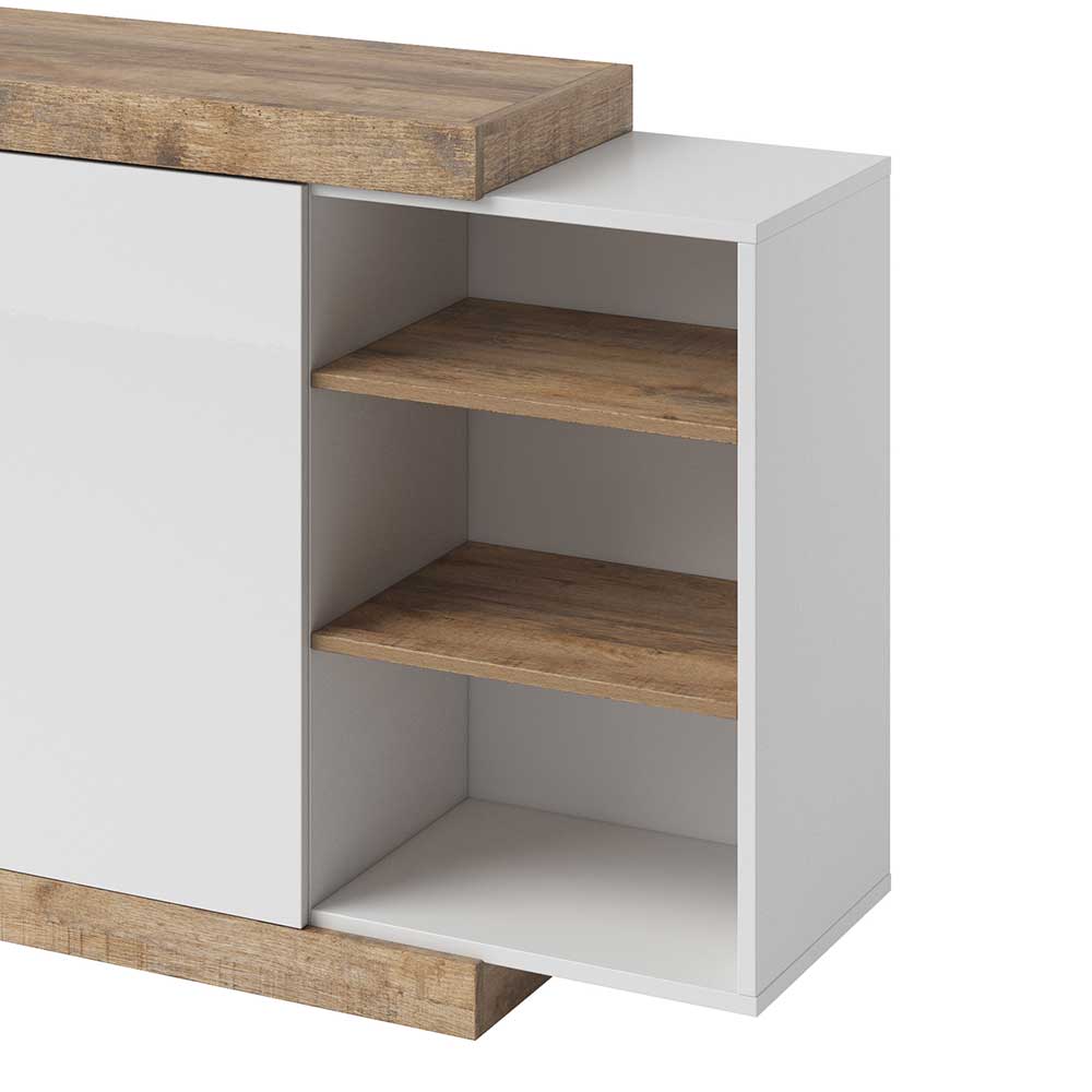 Offene Regalfächer mit Holzdekor und weißen Seitenwänden am modernen Sideboard – Milvara
