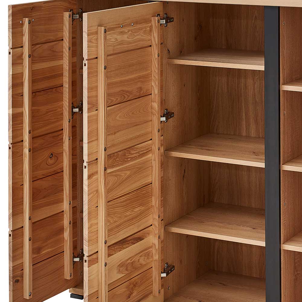 Linke Türen des Holz Highboards geöffnet mit mehreren Einlegeböden und Metallscharnieren – Latenda
