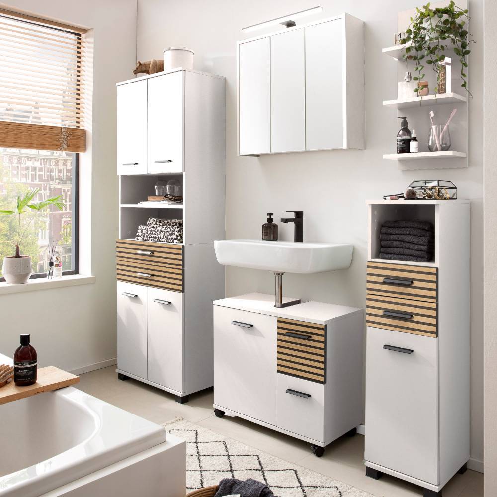 Mattweißer Badezimmer-Hochschrank mit Holzlamellen in einem modernen Badezimmer – Pravoria