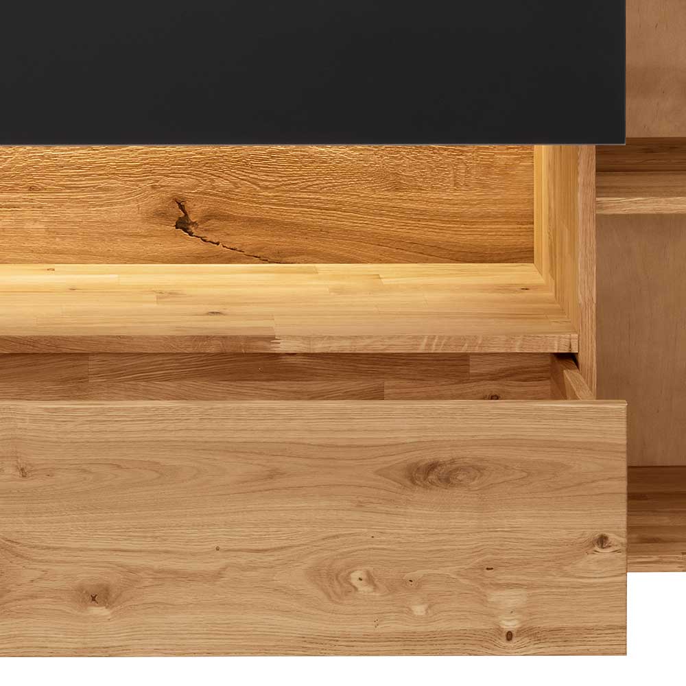 Ausgezogene Schublade und beleuchtetes offenes Fach des modernen Massivholz Sideboards – Viligrana