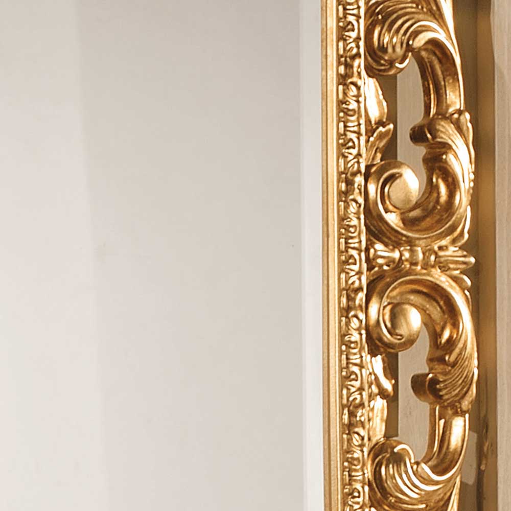 Detail des goldenen Holzrahmens mit kunstvollen Schnitzereien an der rechten Seite des Wandspiegels – Carlenna