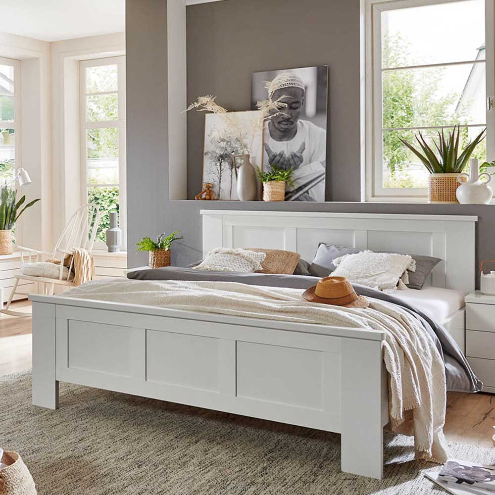 Weißes Massivholzbett im Landhausstil mit hohem Kopfteil für ein gemütliches Schlafzimmer – Flinn