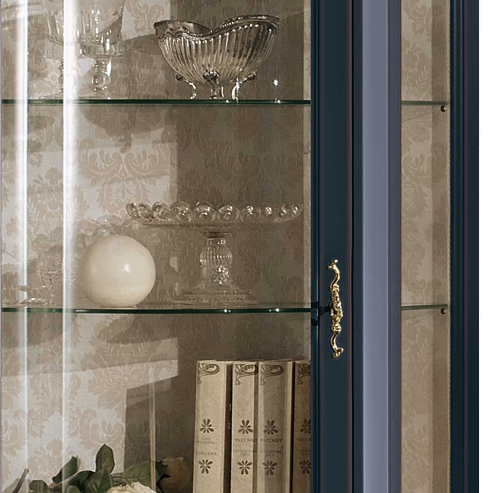Innenansicht der dunkelblauen Barock Vitrine mit Glasböden und goldenem Griffelement – Otaligo