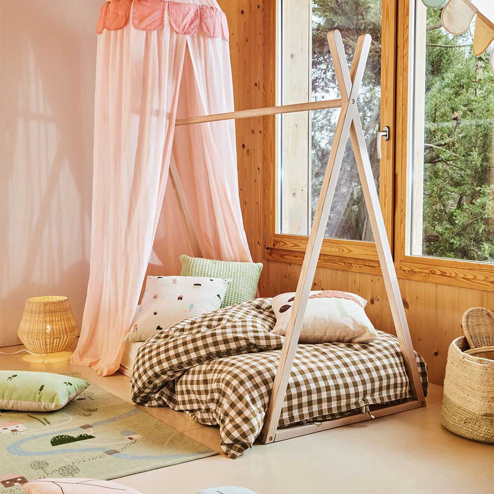 Kinder Bodenbett Zeltgestell aus Holz mit braun-weiß karierter Bettwäsche – Rapidi