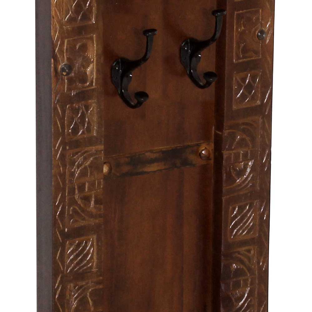 Braune Holzgarderobe im Kolonialstil mit schwarzen Metallhaken und geschnitzten Mustern – Solapura