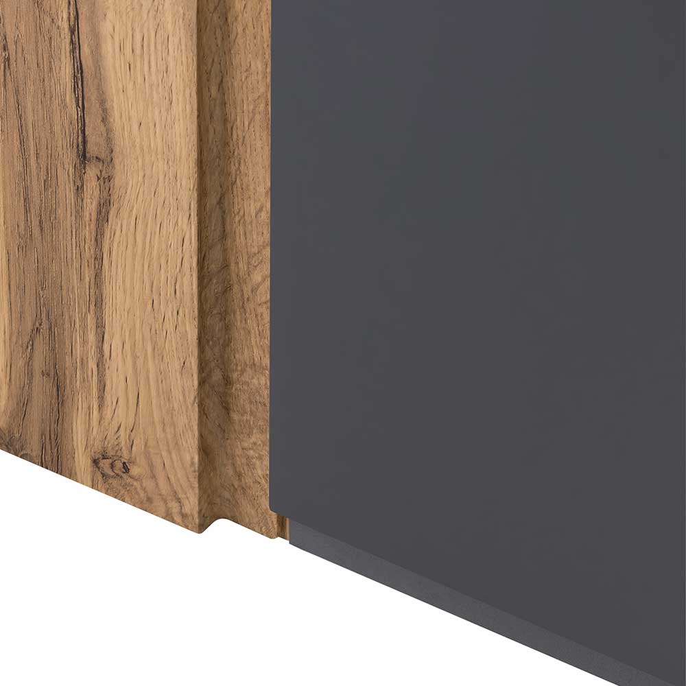 Detail der Materialübergänge in Holzoptik und Anthrazit am Hängeschrank – Jambi
