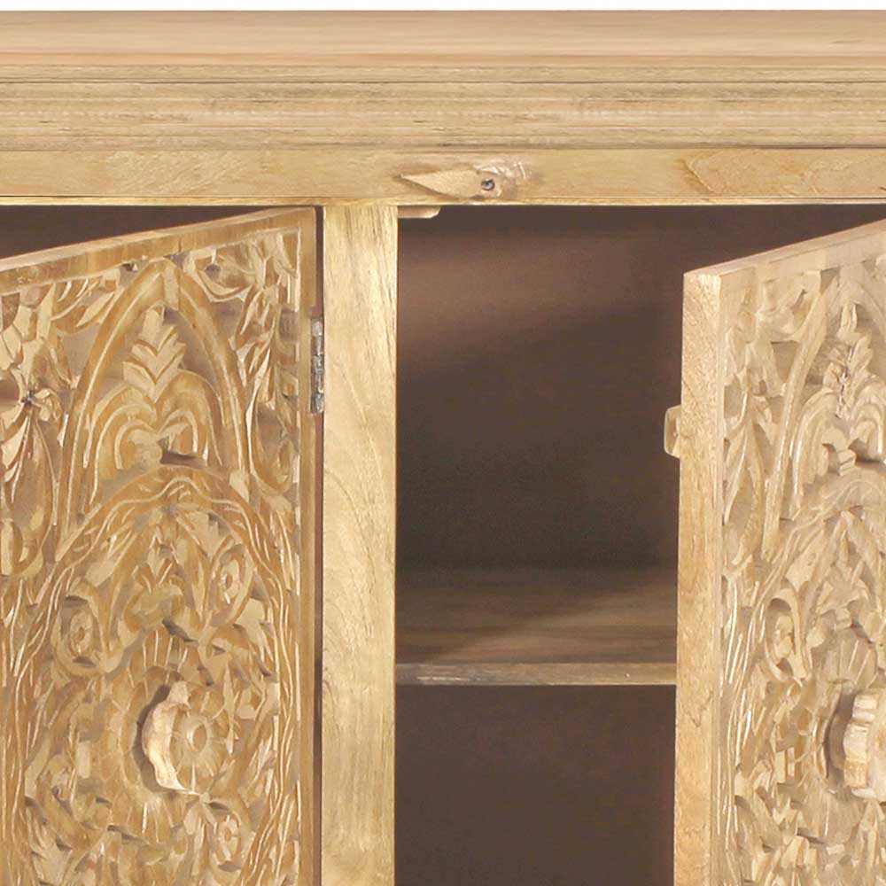 Offene Türen der Holzkommode zeigen das Innere mit stabilen Einlegeböden für Stauraum – Runiasa