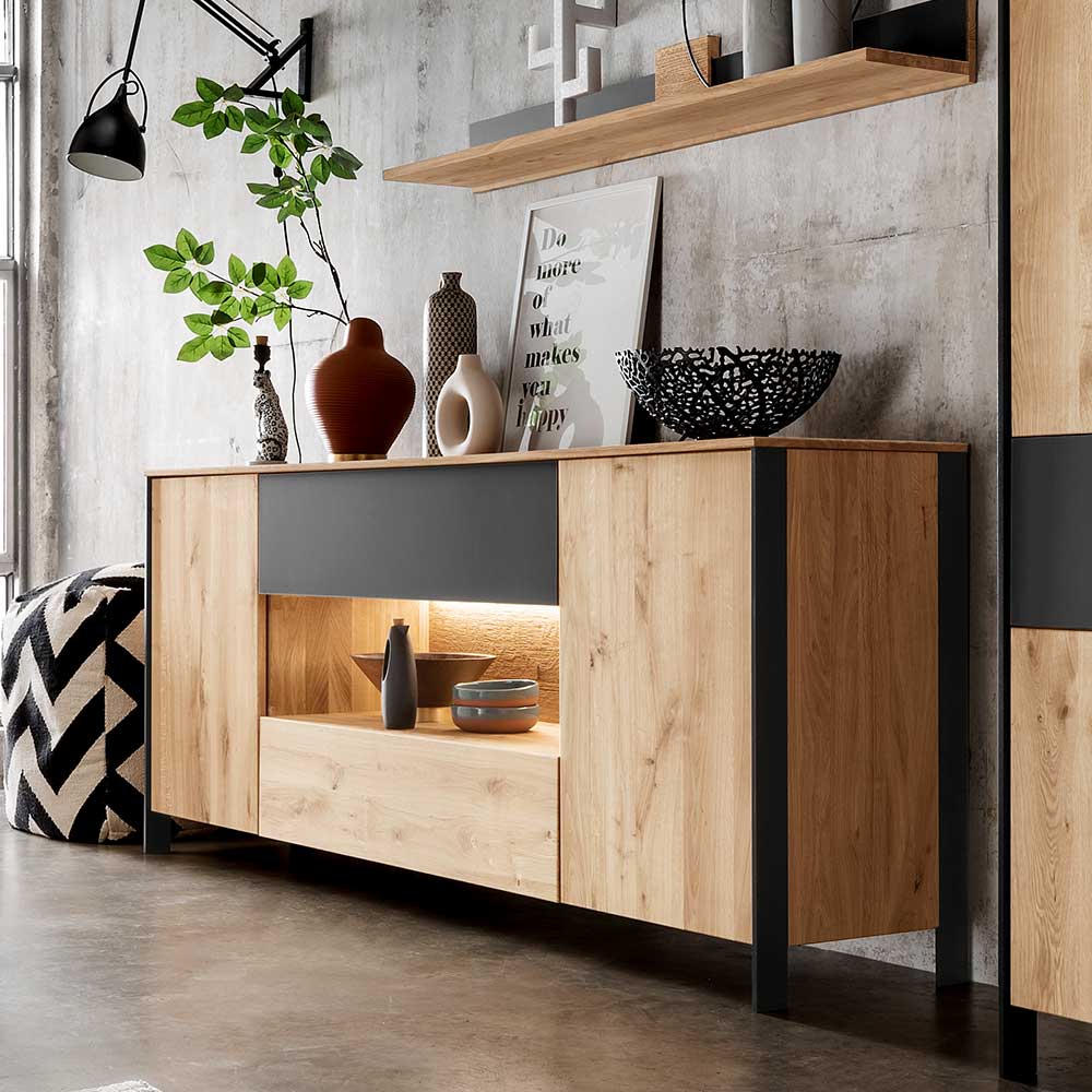 Modernes Massivholz Sideboard mit dunklen Akzenten und integrierter LED-Beleuchtung im Wohnzimmer – Viligrana