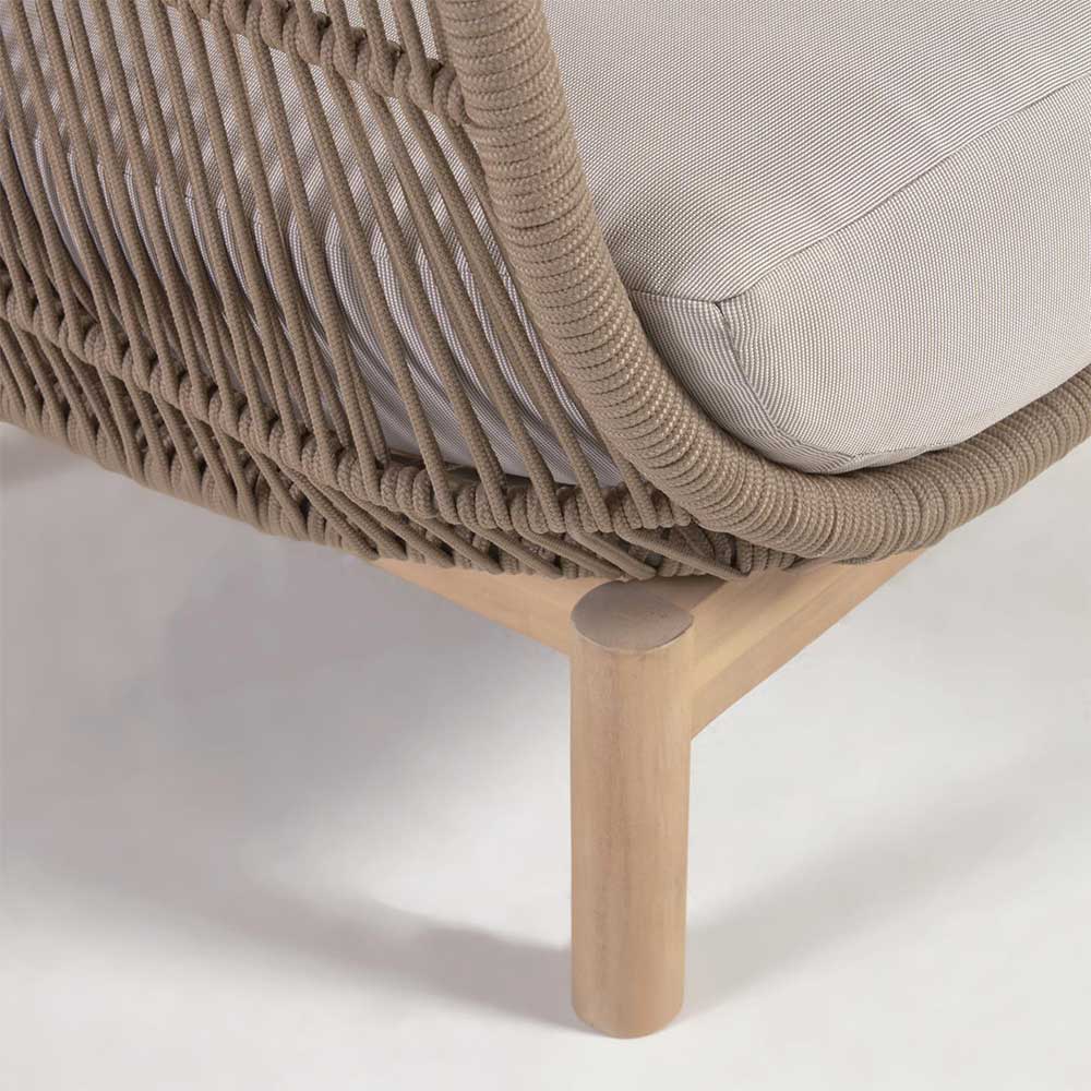 Geflochtener Seitenrahmen und runder Holzfuß am Loungesofa – Calivias