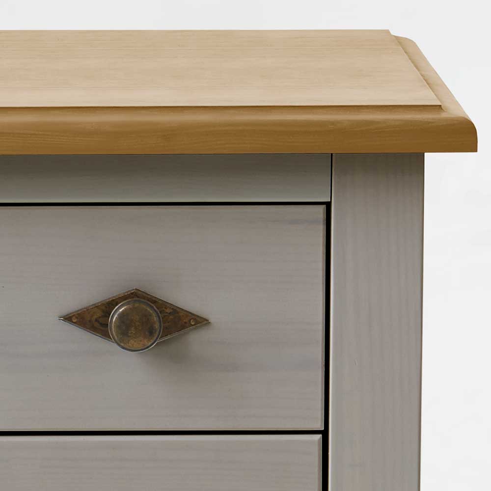 Kiefer Kommode in Grau mit hellbrauner Holzplatte und antikem Metallgriff an der Schublade – Cempino