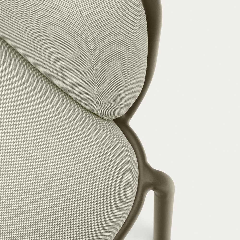 Graugrünes Gartensofa aus Metall mit weicher Stoffpolsterung und geschwungener Rückenlehne – Ocna