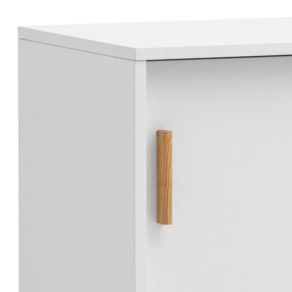 Detail der mattweißen Schiebetür mit vertikalem Holzgriff am Büroregal – Rozenna