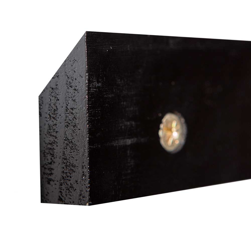 Detail der schwarzen Wandmontageleiste mit Holzstruktur und Schraube – Yalin