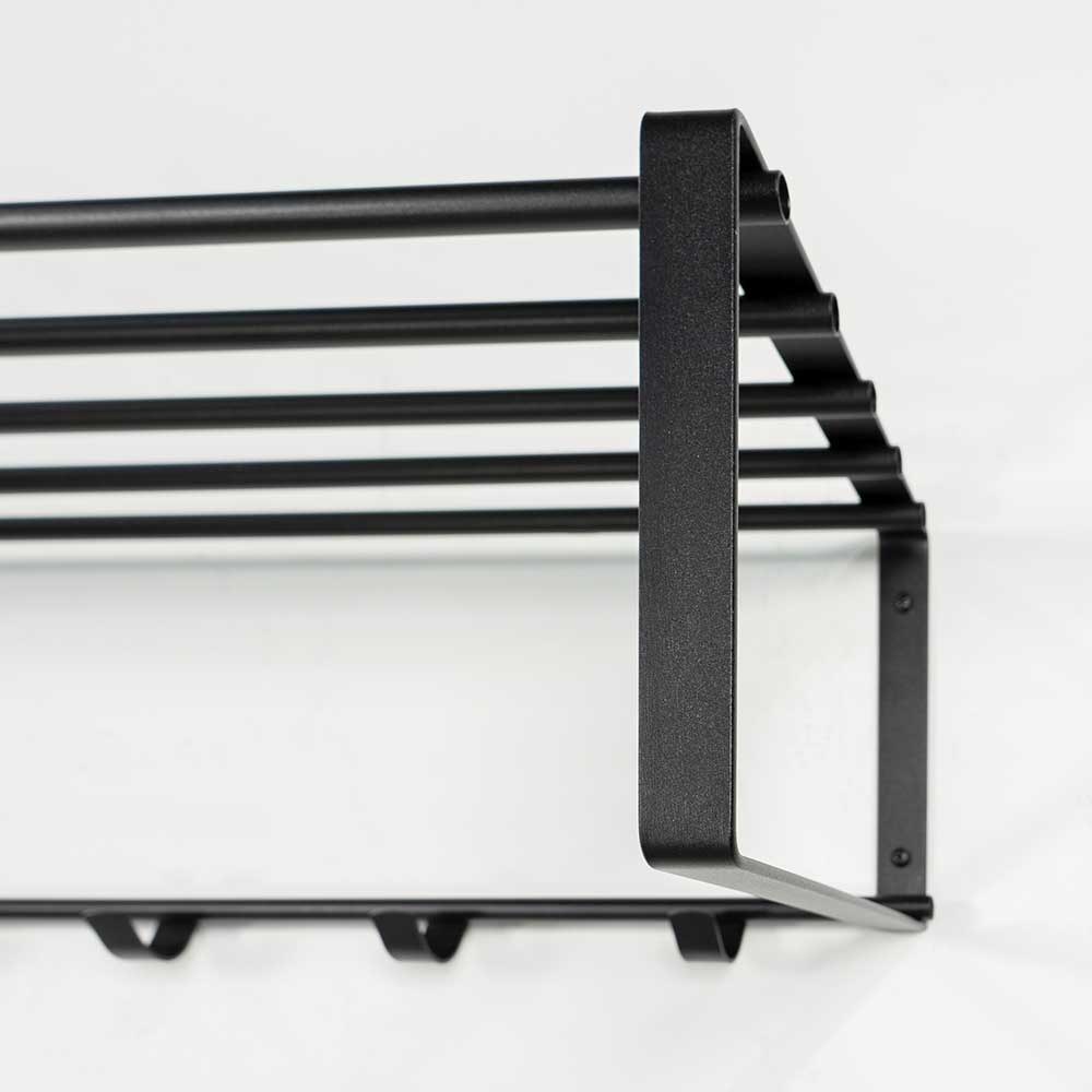 Schwarze Garderobenleiste mit Haken und Hutablage im Detail für die Wandmontage – Satroni