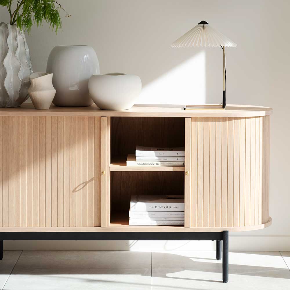 Skandinavische Holzkommode mit offener Tür und sichtbaren Ablagefächern für Bücher – Troyes