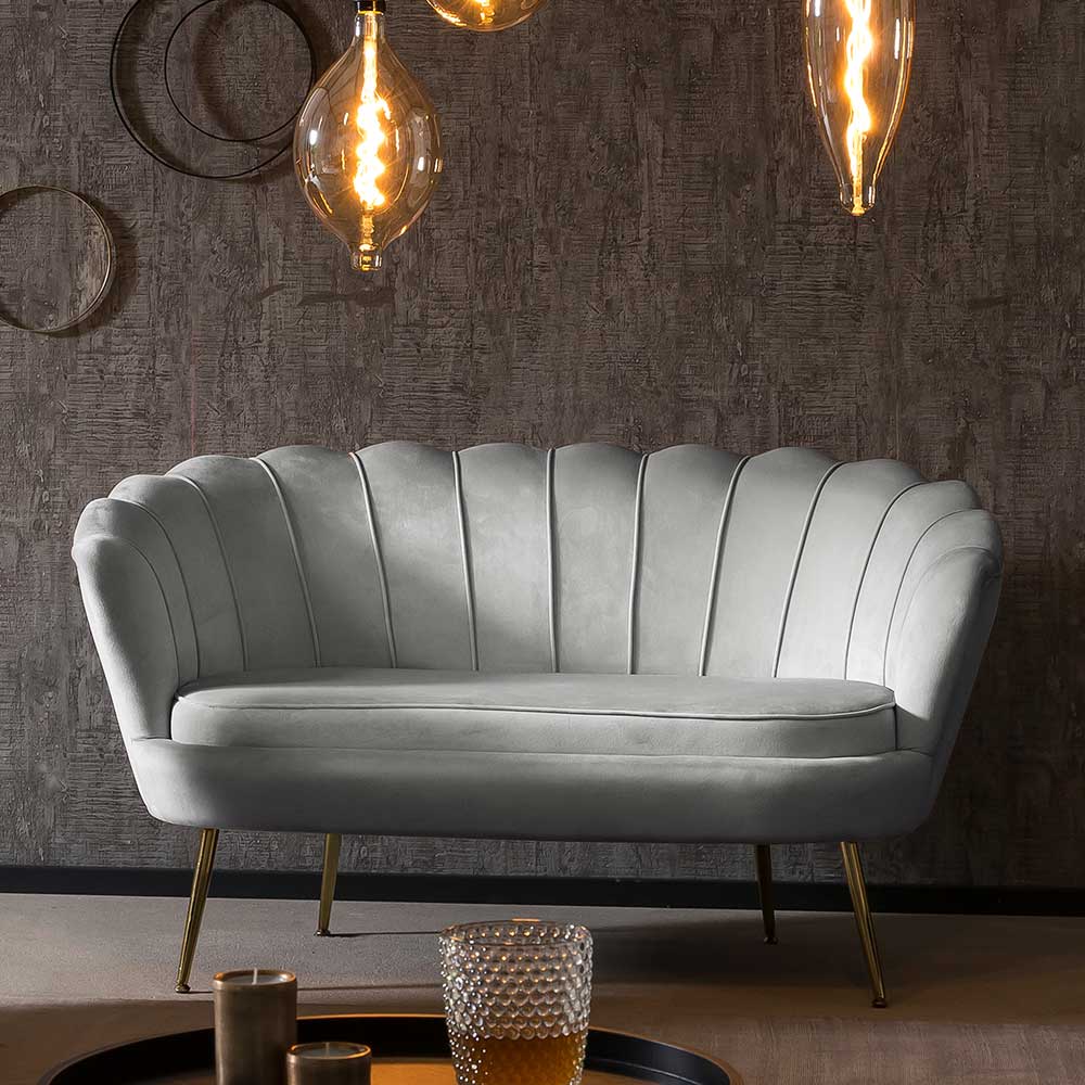 Hellgraues Retro Muschelsofa aus Samt mit goldenen Beinen für das Wohnzimmer – Govogna