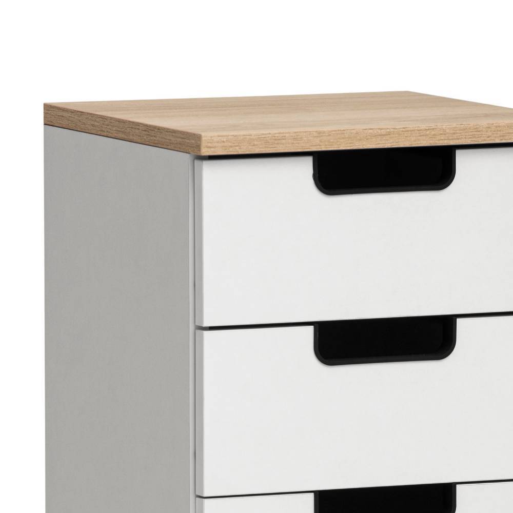 Oberseite des weißen Badschranks mit heller Holzplatte und geschlossenen Schubladen, Detail – Jokna