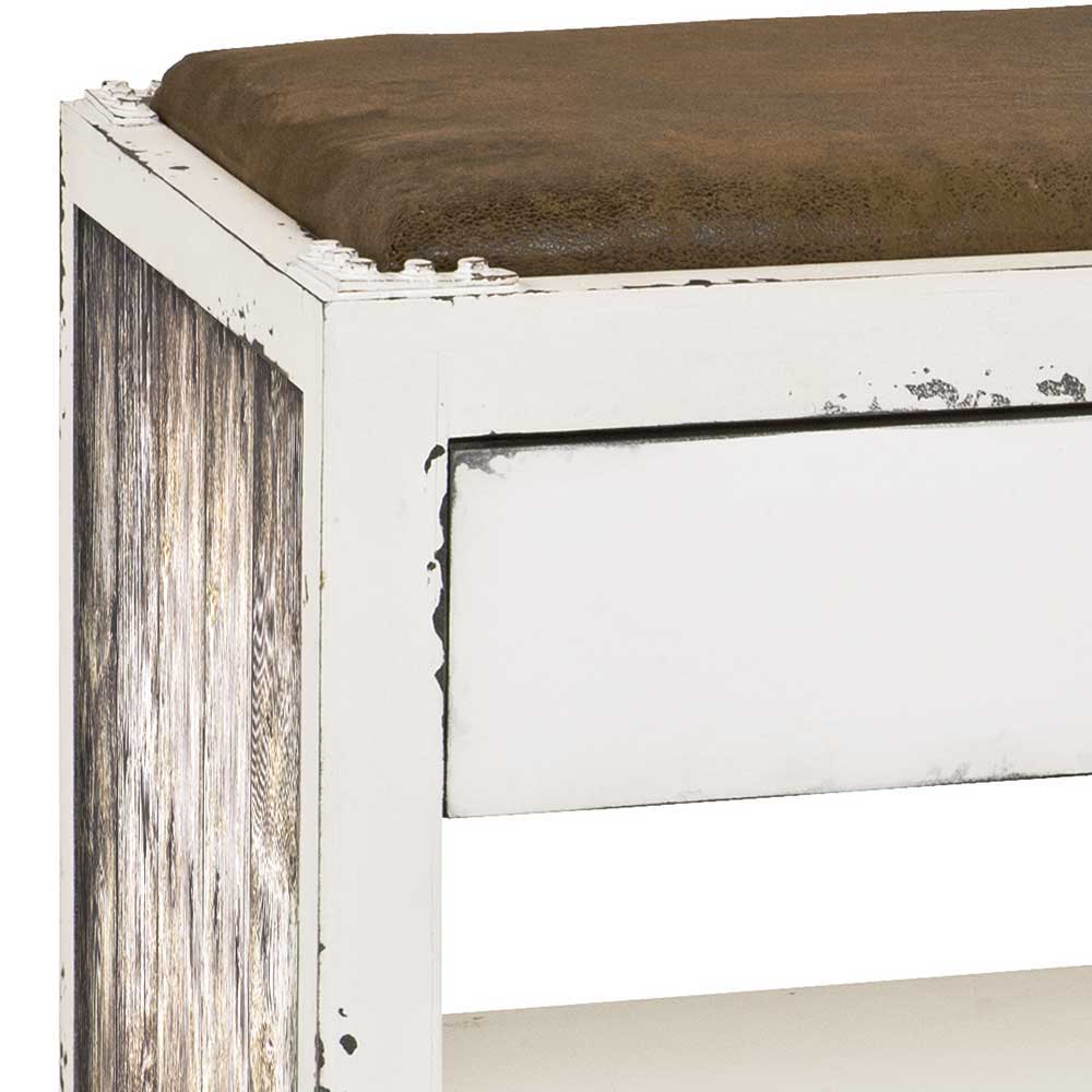 Shabby Chic Bank Detailansicht mit weißem Used-Look und brauner Polsterung für den Eingangsbereich – Beat