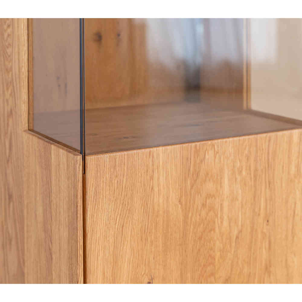 Übergang der Glastür zum Holzkorpus der Vitrine, präzise verarbeitet – Cocondar