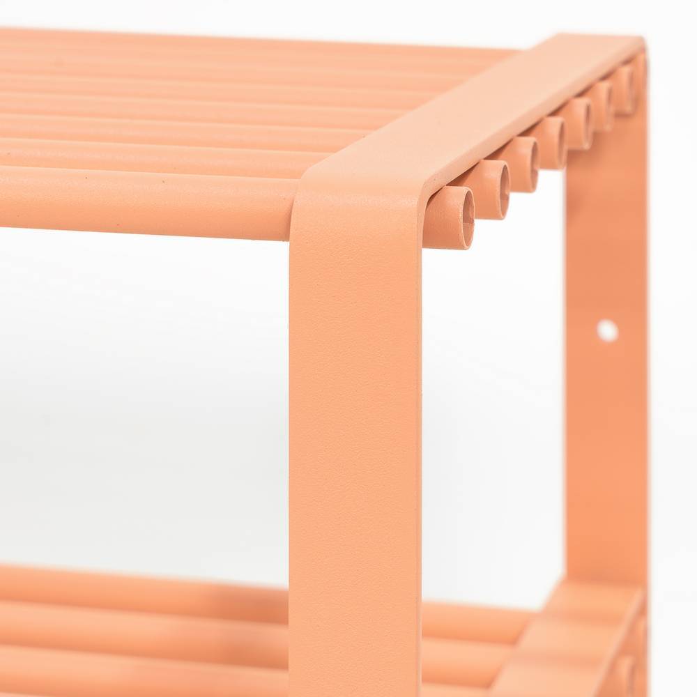 Terracottafarbenes Stahlregal für Schuhe, Detail der stabilen Rahmenkonstruktion und Ablagen – Teakaro