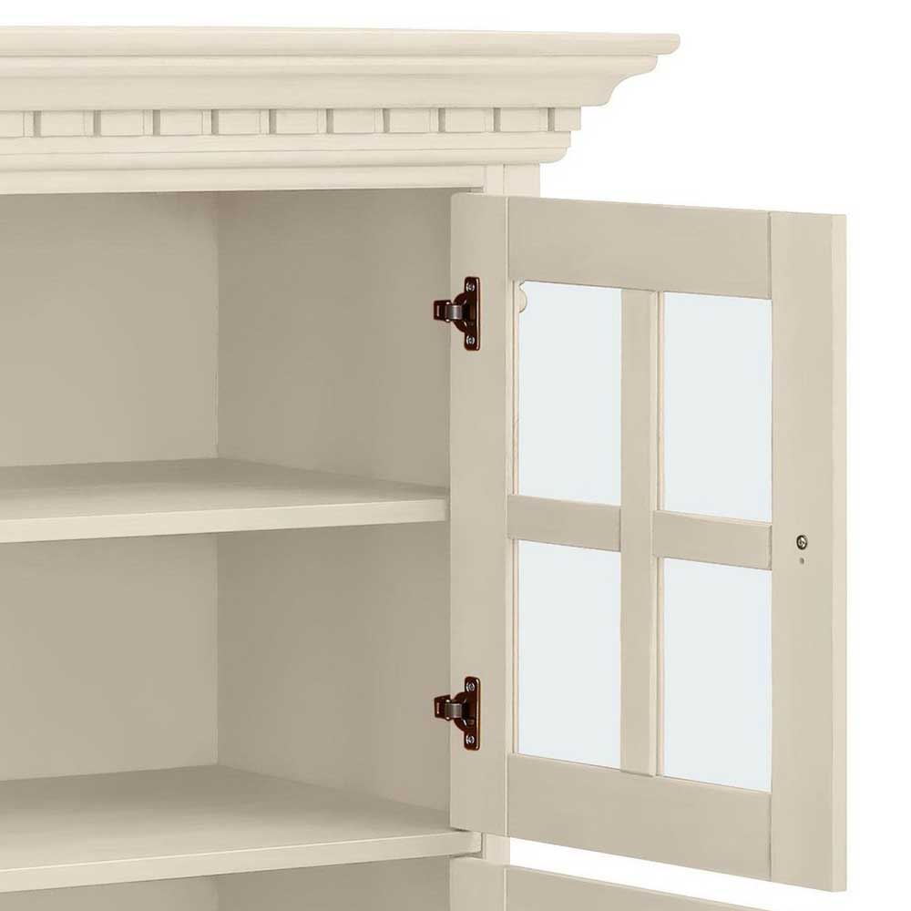 Offene Glastür vom cremefarbenen Landhaus Highboard mit Einlegeböden und robusten Türscharnieren – Rospus