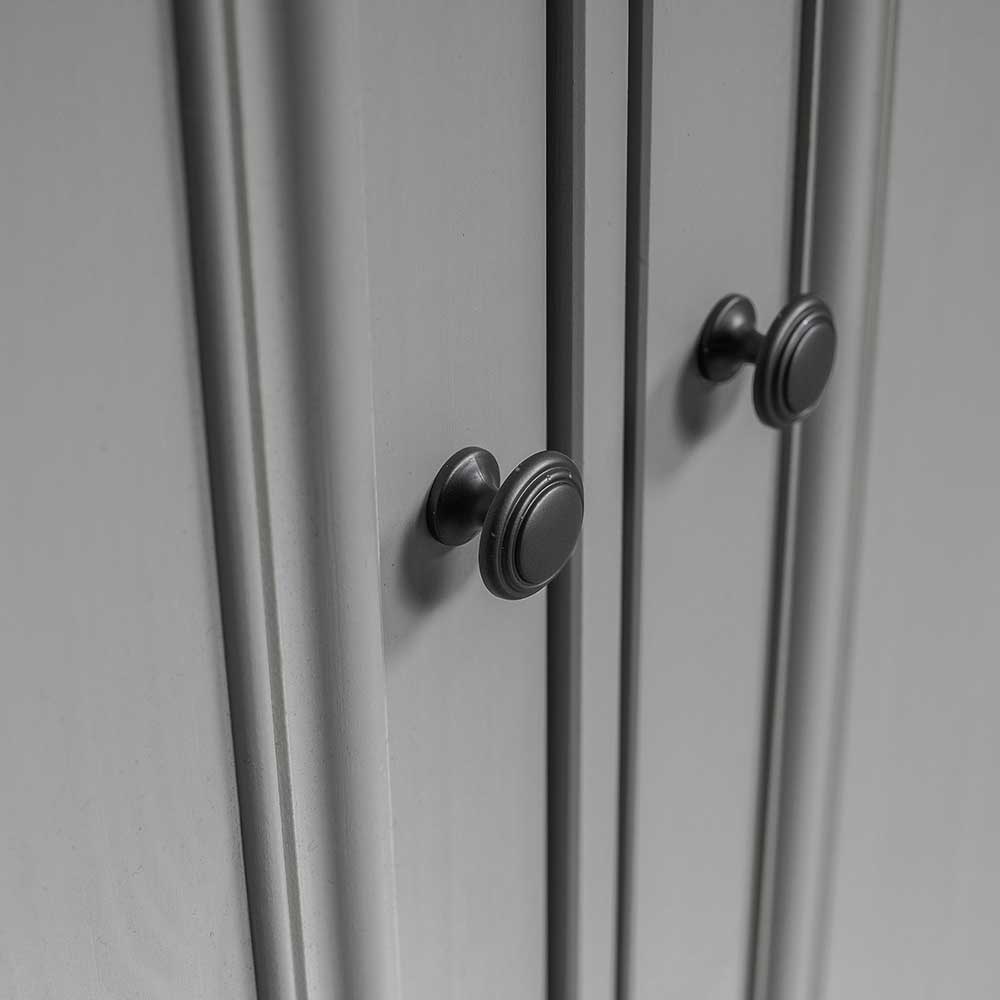 Graue Kleiderschranktüren im Landhausstil mit dunklen runden Metallgriffen – Vrenman