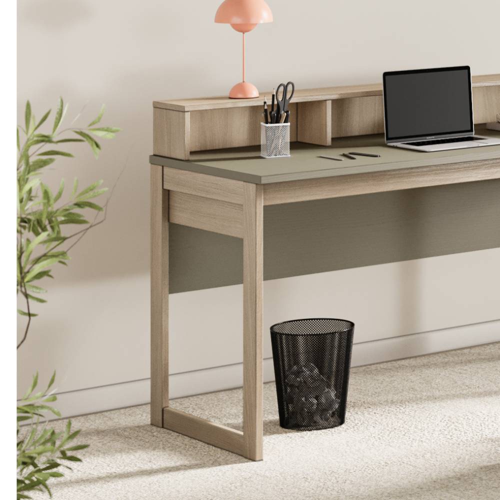 Skandi Schreibtisch in Eukalyptusgrün mit heller Holzoptik und praktischer Ablage für das Homeoffice – Promo