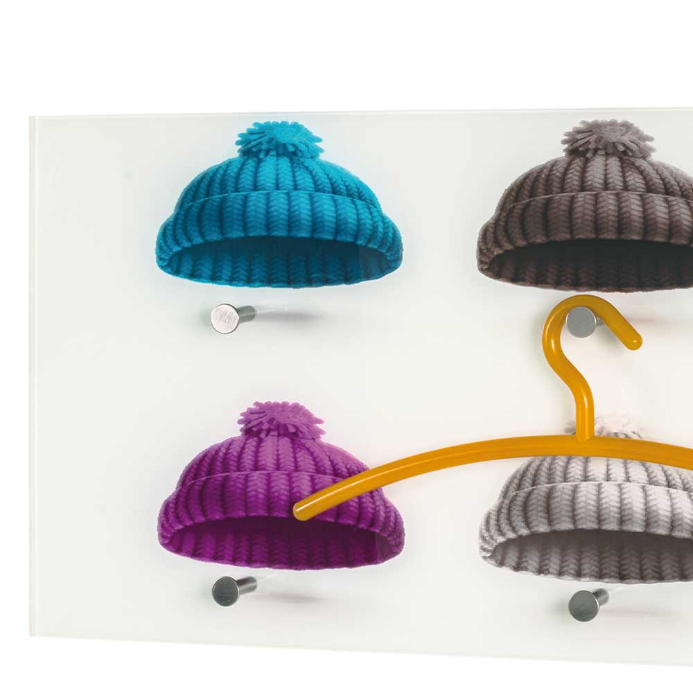 Vier bunte Strickmützen auf moderner Glas Hängegarderobe mit silbernen Haken – Trujano