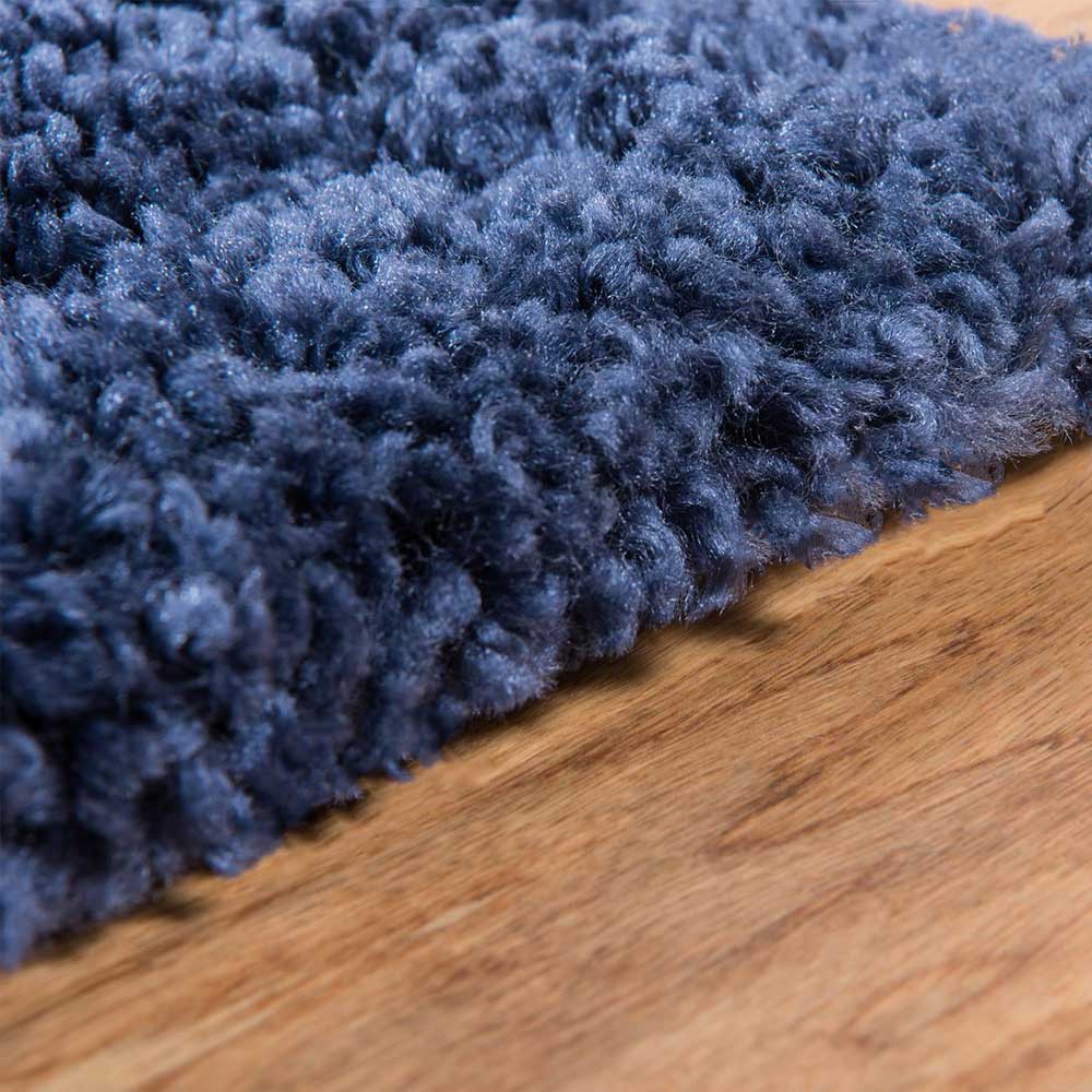 Weicher blauer Hochflor Teppich mit dichter Struktur auf Holzboden – Avior