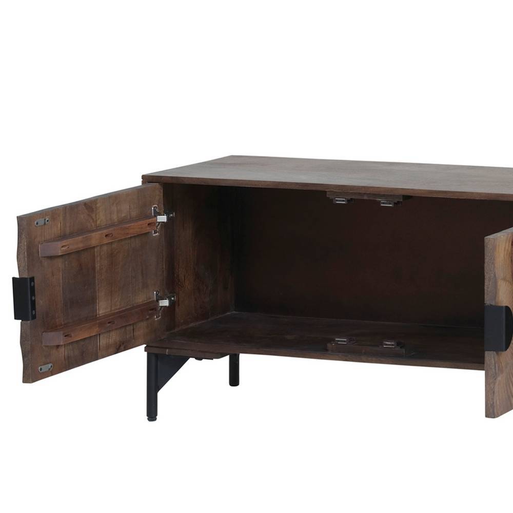 Innenraum des TV-Sideboards aus Mangoholz mit offener linker Tür und schwarzem Metallfuß – Epos