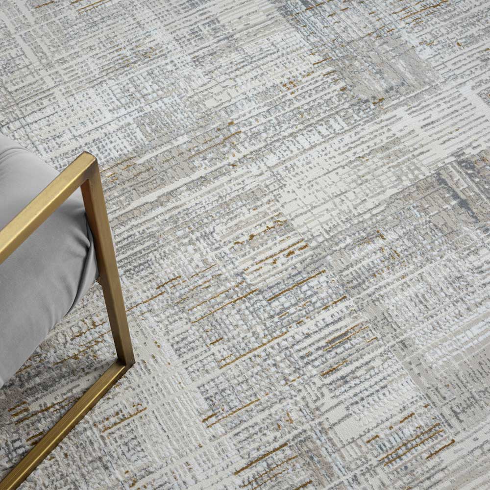 Abstraktes Muster und feine Textur des Kurzflor Teppichs in Hellgrau und Creme – Reccas