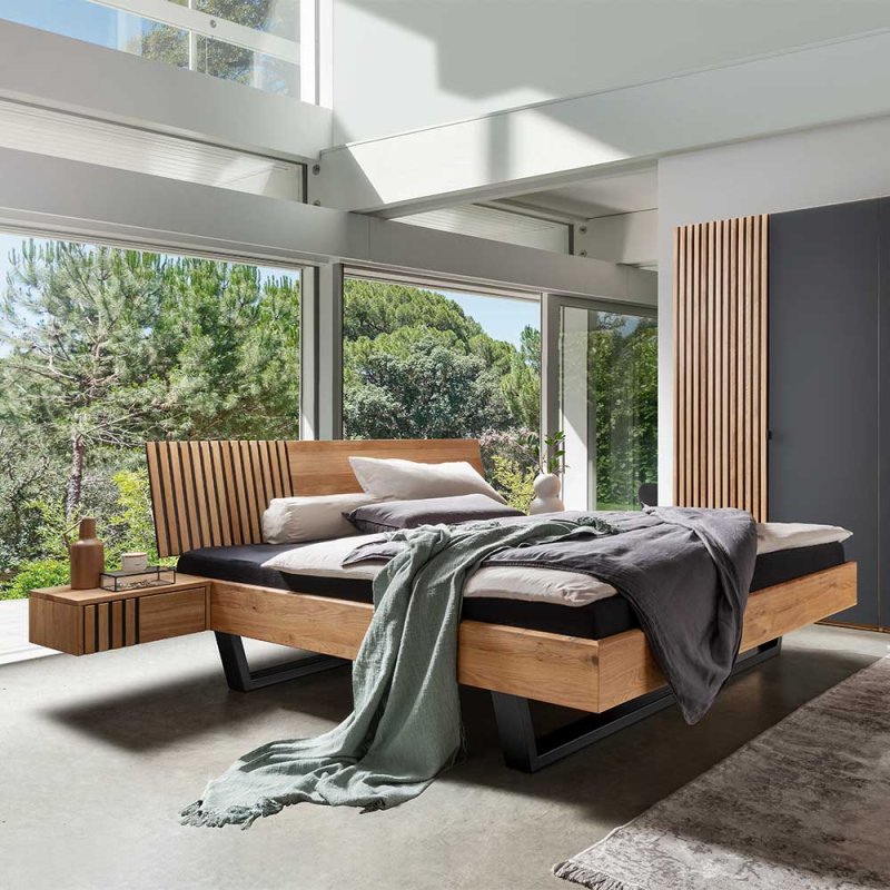 Designer Bett im Industry und Loft Stil aus Wildeiche Massivholz ...
